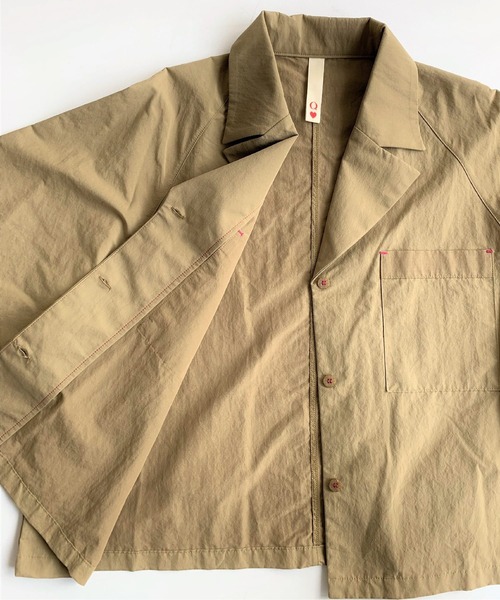 Q（キュー）の「ショートテーラーシャツブルゾン（ブルゾン・レディース・ベージュ/オリーブ・MEDIUM）」の8枚目の写真