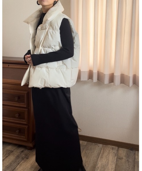 Ritzy（リッツィー）の「ボリューム中綿ダウンベスト（ダウンベスト・レディース・ブラック/ベージュ/ホワイト・L/M）」の2枚目の写真