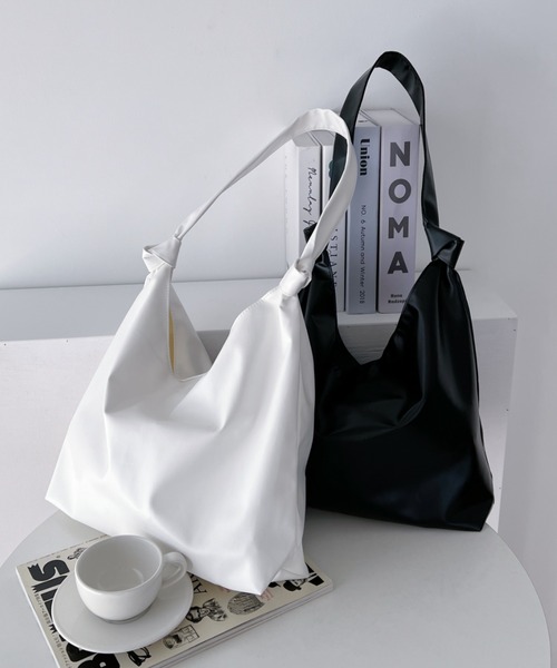 MYMOOD.（マイムード）の「【A4サイズ収納可】ノットハンドル PU トートバッグ（トートバッグ・レディース・ホワイト/ブラック・FREE）」の2枚目の写真