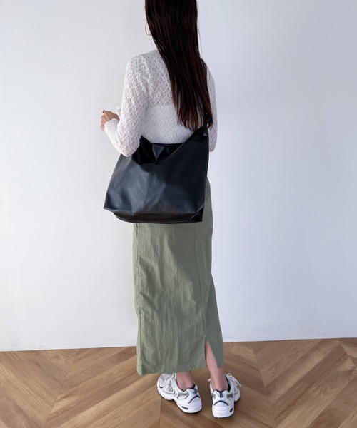 MYMOOD.（マイムード）の「【A4サイズ収納可】ノットハンドル PU トートバッグ（トートバッグ・レディース・ホワイト/ブラック・FREE）」の4枚目の写真