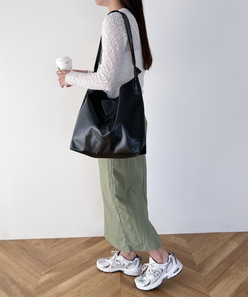 MYMOOD.（マイムード）の「【A4サイズ収納可】ノットハンドル PU トートバッグ（トートバッグ・レディース・ホワイト/ブラック・FREE）」の16枚目の写真