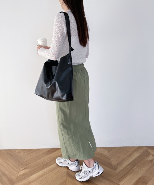 MYMOOD.（マイムード）の「【A4サイズ収納可】ノットハンドル PU トートバッグ（トートバッグ・レディース・ホワイト/ブラック・FREE）」の5枚目の写真