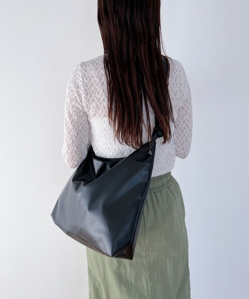 MYMOOD.（マイムード）の「【A4サイズ収納可】ノットハンドル PU トートバッグ（トートバッグ・レディース・ホワイト/ブラック・FREE）」の10枚目の写真