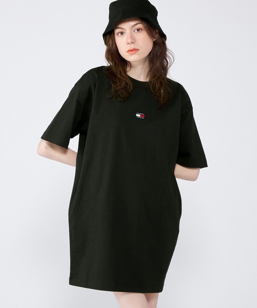 tommy jeans(トミー ジーンズ)の「オーバーサイズバーシティTシャツワンピース(ワンピース・レディース・グレー/ブラック・LARGE/MEDIUM/SMALL/X-SMALL)」の2枚目の写真