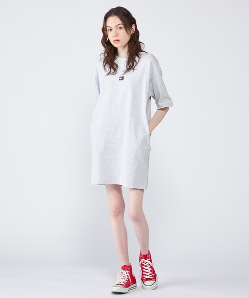 tommy jeans(トミー ジーンズ)の「オーバーサイズバーシティTシャツワンピース(ワンピース・レディース・グレー/ブラック・LARGE/MEDIUM/SMALL/X-SMALL)」の9枚目の写真