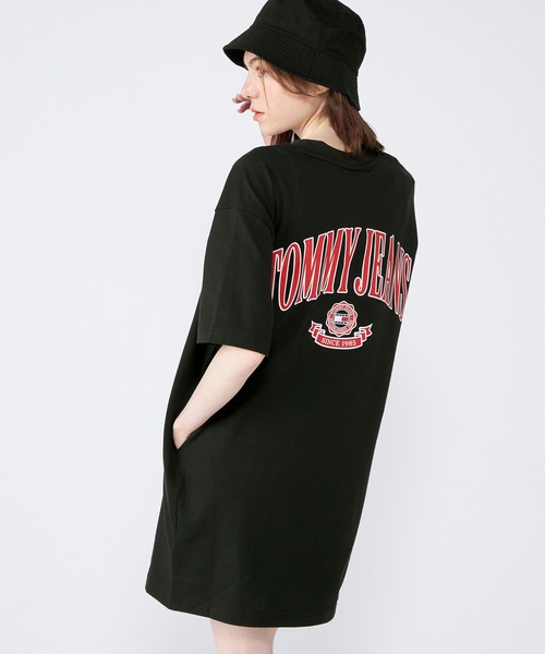 tommy jeans(トミー ジーンズ)の「オーバーサイズバーシティTシャツワンピース(ワンピース・レディース・グレー/ブラック・LARGE/MEDIUM/SMALL/X-SMALL)」の6枚目の写真