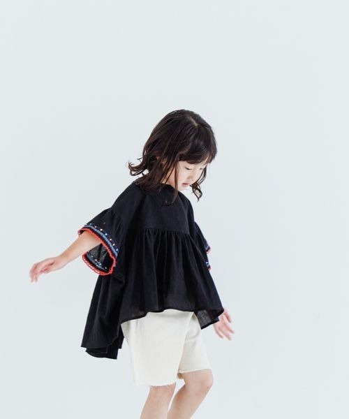 LOWRYS FARM（ローリーズファーム）の「ヨウリュウシシュウブラウス　906592（シャツ/ブラウス・キッズ・ブラック/ホワイト/イエロー・110cm/120cm/130cm/140cm/150cm）」の2枚目の写真