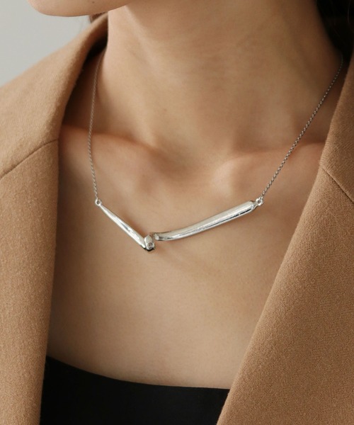 cheriella(シェリエラ)の「【cheriella】ひねりバーネックレス(ネックレス・レディース・シルバー/ゴールド・FREE)」の1枚目の写真