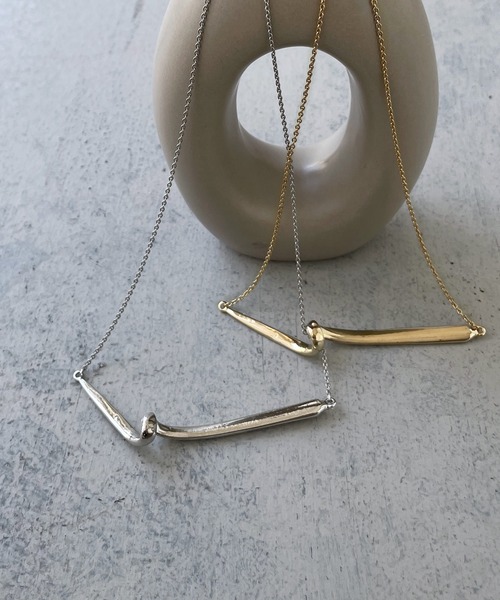 cheriella(シェリエラ)の「【cheriella】ひねりバーネックレス(ネックレス・レディース・シルバー/ゴールド・FREE)」の2枚目の写真