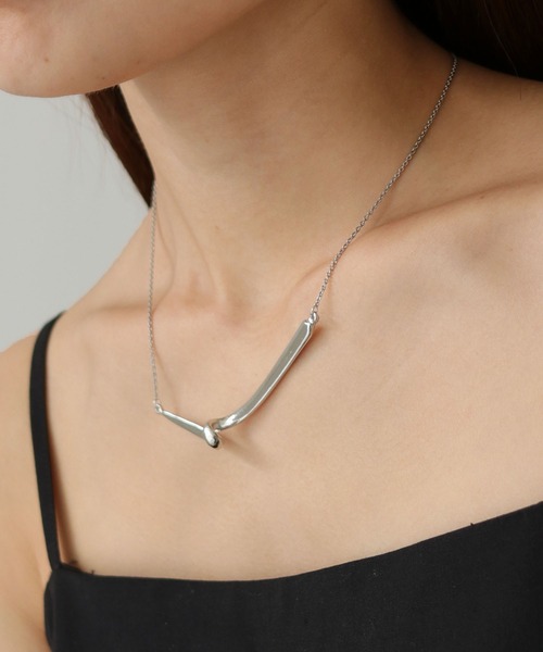 cheriella(シェリエラ)の「【cheriella】ひねりバーネックレス(ネックレス・レディース・シルバー/ゴールド・FREE)」の3枚目の写真