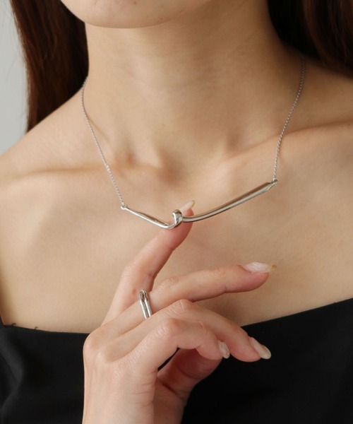 cheriella(シェリエラ)の「【cheriella】ひねりバーネックレス(ネックレス・レディース・シルバー/ゴールド・FREE)」の4枚目の写真