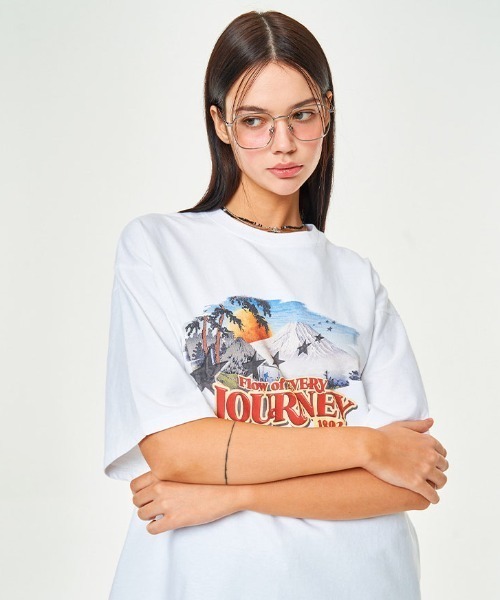 tシャツ A'GEM/9 × .kom「MAIN BOOTH/メインブース」Cinema T-Shirt/シネマ半袖カットソー レディース メンズ A'gem 9（エージェムナイン）の「A'GEM/9 × .kom『MAIN BOOTH