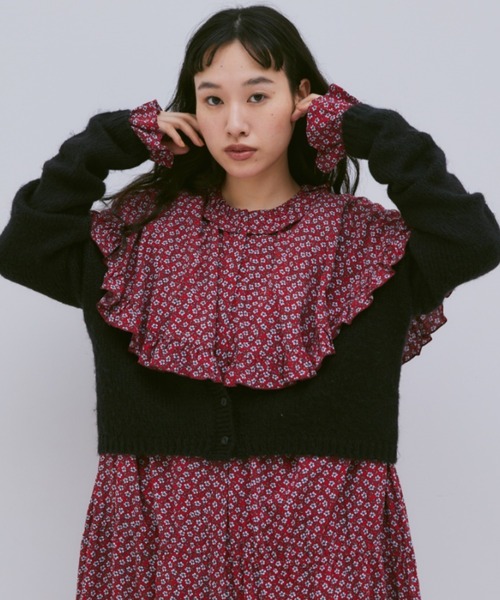 Libra Cue(リブラ キュー)の「ケープフリルワンピース(ワンピース・レディース・ブラック/レッド・FREE)」の2枚目の写真