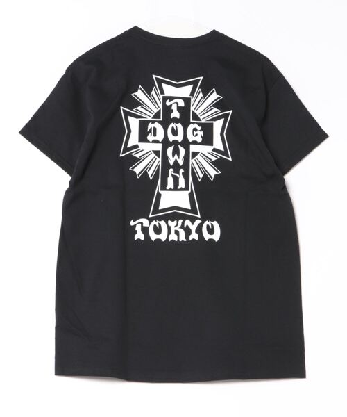 DOGTOWN（ドッグタウン）の「TOKYO S/S T-SHIRTS/ドッグタウン胸ロゴ&バッグプリントスタンダードシルエットTOKYOデザイン半袖カットソー（Tシャツ/カットソー・メンズ・ブラック/ホワイト・MEDIUM/LARGE/X-LARGE）」の3枚目の写真