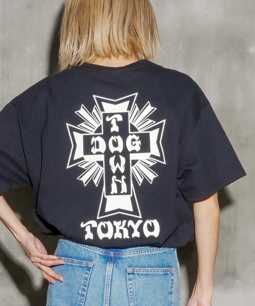 DOGTOWN（ドッグタウン）の「TOKYO S/S T-SHIRTS/ドッグタウン胸ロゴ&バッグプリントスタンダードシルエットTOKYOデザイン半袖カットソー（Tシャツ/カットソー・メンズ・ブラック/ホワイト・MEDIUM/LARGE/X-LARGE）」の2枚目の写真