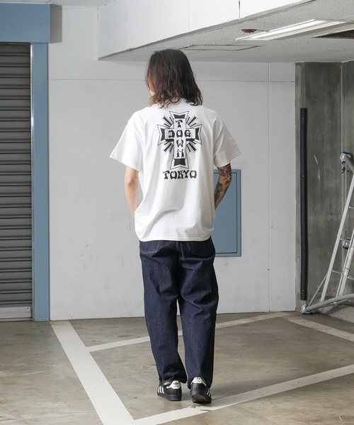 DOGTOWN（ドッグタウン）の「TOKYO S/S T-SHIRTS/ドッグタウン胸ロゴ&バッグプリントスタンダードシルエットTOKYOデザイン半袖カットソー（Tシャツ/カットソー・メンズ・ブラック/ホワイト・MEDIUM/LARGE/X-LARGE）」の6枚目の写真