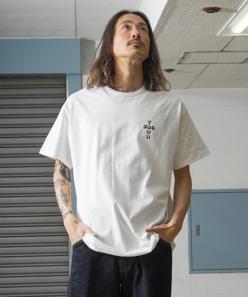 DOGTOWN（ドッグタウン）の「TOKYO S/S T-SHIRTS/ドッグタウン胸ロゴ&バッグプリントスタンダードシルエットTOKYOデザイン半袖カットソー（Tシャツ/カットソー・メンズ・ブラック/ホワイト・MEDIUM/LARGE/X-LARGE）」の8枚目の写真