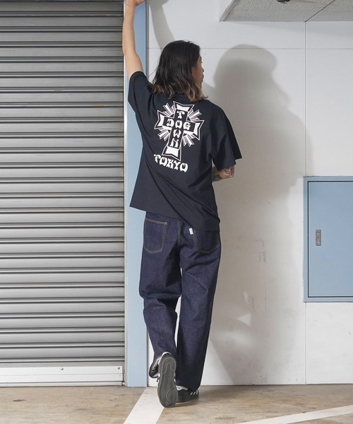 DOGTOWN（ドッグタウン）の「TOKYO S/S T-SHIRTS/ドッグタウン胸ロゴ&バッグプリントスタンダードシルエットTOKYOデザイン半袖カットソー（Tシャツ/カットソー・メンズ・ブラック/ホワイト・MEDIUM/LARGE/X-LARGE）」の20枚目の写真