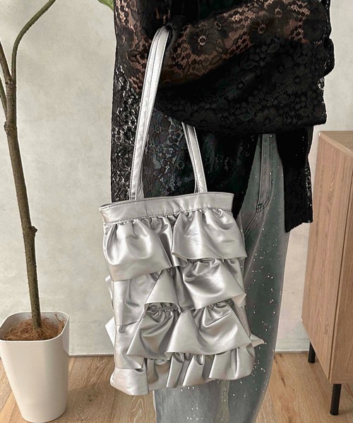 apres jour clair（アプレジュールクレア）の「【apres jour clair×ARIAZ】フリルトートバッグ（トートバッグ・レディース・アイボリー/ブラック/シルバー・FREE）」の3枚目の写真