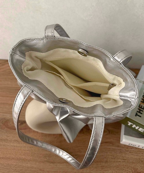 apres jour clair（アプレジュールクレア）の「【apres jour clair×ARIAZ】フリルトートバッグ（トートバッグ・レディース・アイボリー/ブラック/シルバー・FREE）」の11枚目の写真