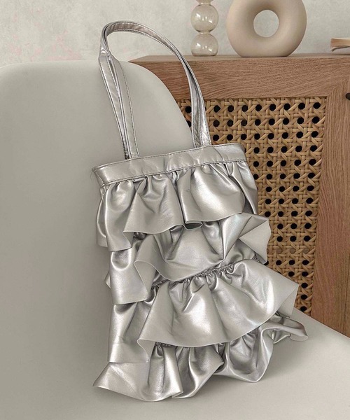 apres jour clair（アプレジュールクレア）の「【apres jour clair×ARIAZ】フリルトートバッグ（トートバッグ・レディース・アイボリー/ブラック/シルバー・FREE）」の14枚目の写真