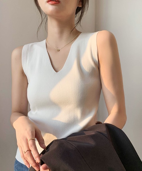 N.s(エヌドットエス)の「Vネックニットトップス(ニット/セーター・レディース・ホワイト/ブラック/ベージュ/ブルー・FREE)」の2枚目の写真