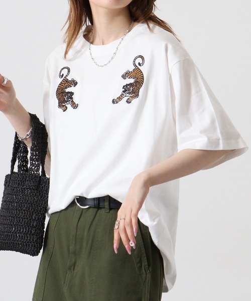 ATELANE(アテレーン)の「シルケット加工刺繍半袖TEE(Tシャツ/カットソー・メンズ・ホワイト/ブラック系/ブラック/アッシュグレー/ホワイト系・L/M)」の1枚目の写真