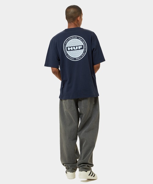 売切れ前に 大人気 HUF MANHOLE TEE バックプリントのデザイン◎ HUF（ハフ）の「MANHOLE TEE / HUF ハフ 半袖 プリントTシャツ