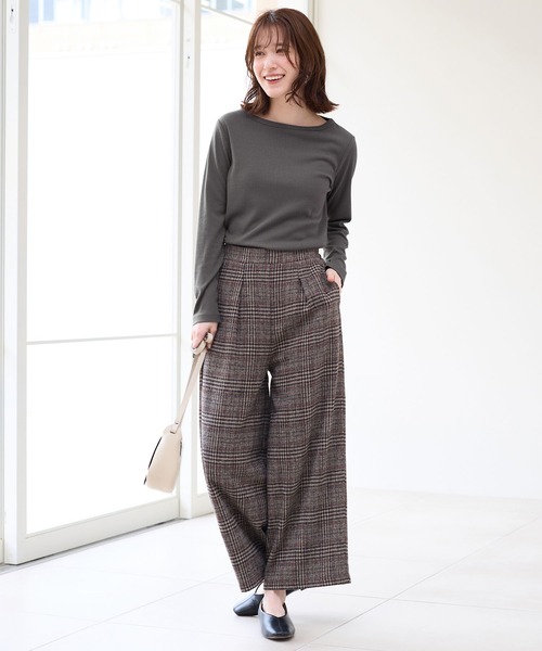 Viola e Viola(ヴィオラエヴィオラ)の「温リブ 裏起毛プルオーバー(クルーネック)(Tシャツ/カットソー・レディース・ブラック/グレー/グレイッシュブルー/スモークピンク/アイボリー・L/LL/3L/4L/5L/M)」の22枚目の写真