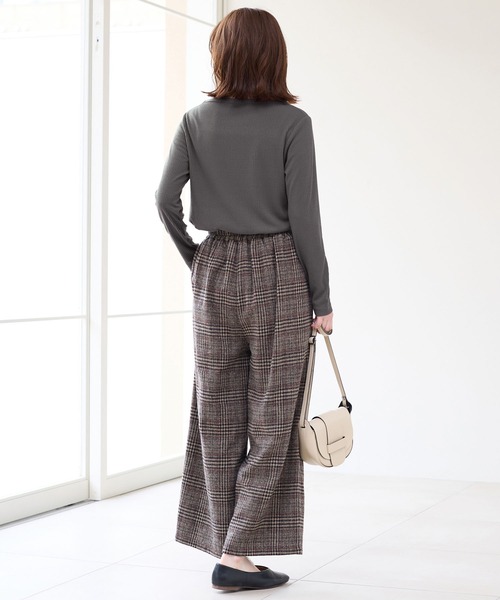 Viola e Viola(ヴィオラエヴィオラ)の「温リブ 裏起毛プルオーバー(クルーネック)(Tシャツ/カットソー・レディース・ブラック/グレー/グレイッシュブルー/スモークピンク/アイボリー・L/LL/3L/4L/5L/M)」の21枚目の写真