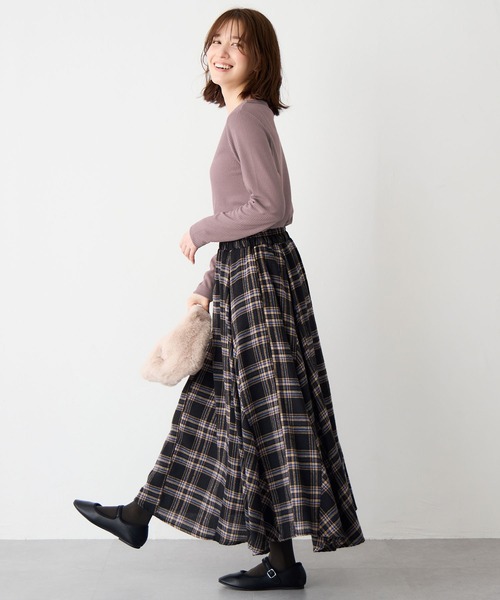 Viola e Viola(ヴィオラエヴィオラ)の「温リブ 裏起毛プルオーバー(クルーネック)(Tシャツ/カットソー・レディース・ブラック/グレー/グレイッシュブルー/スモークピンク/アイボリー・L/LL/3L/4L/5L/M)」の12枚目の写真