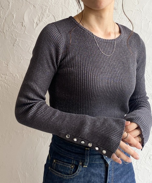 She's Closet(シーズクローゼット)の「袖ボタンクルーネックタイト長袖ラメリブニット(ニット/セーター・レディース・チャコール/シルバー/ブラック・FREE)」の2枚目の写真
