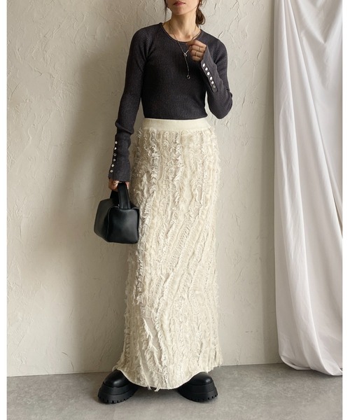 She's Closet(シーズクローゼット)の「袖ボタンクルーネックタイト長袖ラメリブニット(ニット/セーター・レディース・チャコール/シルバー/ブラック・FREE)」の11枚目の写真