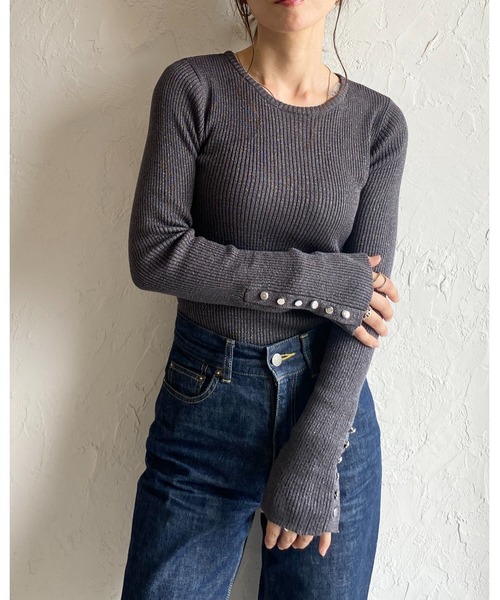 She's Closet(シーズクローゼット)の「袖ボタンクルーネックタイト長袖ラメリブニット(ニット/セーター・レディース・チャコール/シルバー/ブラック・FREE)」の5枚目の写真