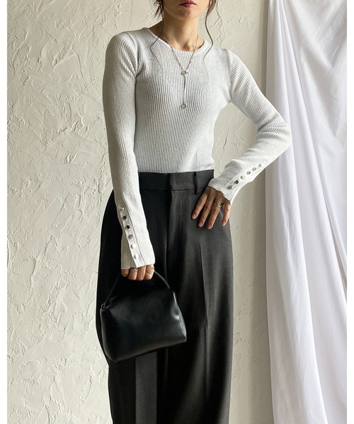 She's Closet(シーズクローゼット)の「袖ボタンクルーネックタイト長袖ラメリブニット(ニット/セーター・レディース・チャコール/シルバー/ブラック・FREE)」の6枚目の写真