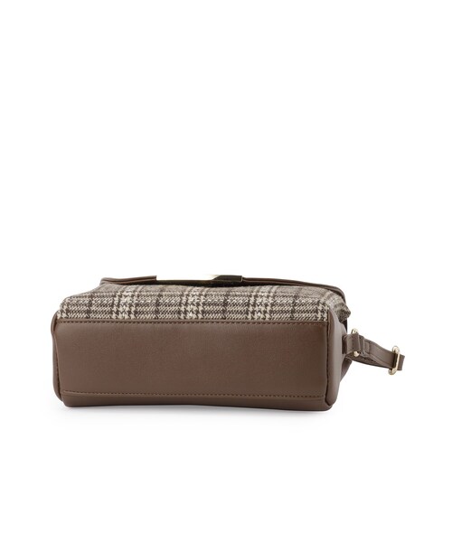 SHOO・LA・RUE（シューラルー）の「◆コーデを彩る 生地コンビ フラップショルダーバッグ（ショルダーバッグ・レディース・ブラック系1/ブラック系3/ダークブラウン系1・00）」の7枚目の写真