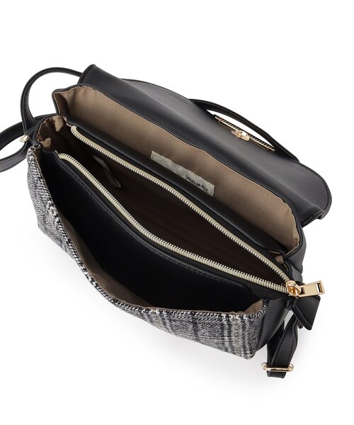 SHOO・LA・RUE（シューラルー）の「◆コーデを彩る 生地コンビ フラップショルダーバッグ（ショルダーバッグ・レディース・ブラック系1/ブラック系3/ダークブラウン系1・00）」の8枚目の写真