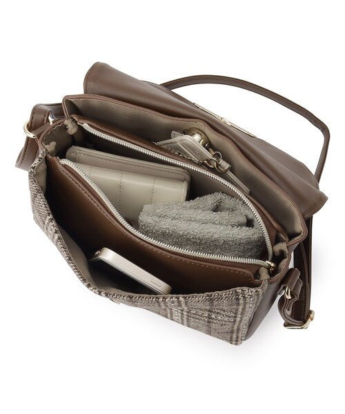 SHOO・LA・RUE（シューラルー）の「◆コーデを彩る 生地コンビ フラップショルダーバッグ（ショルダーバッグ・レディース・ブラック系1/ブラック系3/ダークブラウン系1・00）」の11枚目の写真