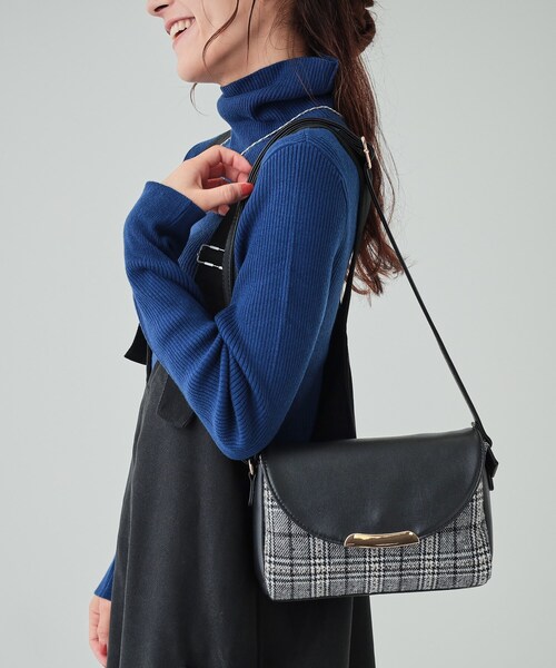 SHOO・LA・RUE（シューラルー）の「◆コーデを彩る 生地コンビ フラップショルダーバッグ（ショルダーバッグ・レディース・ブラック系1/ブラック系3/ダークブラウン系1・00）」の2枚目の写真