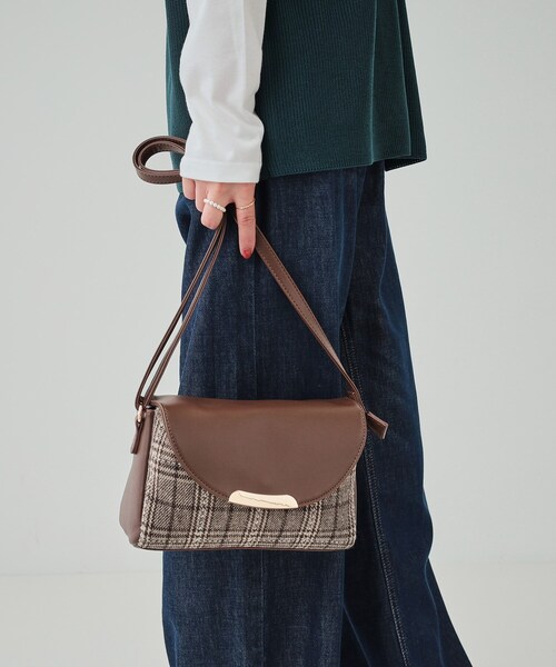 SHOO・LA・RUE（シューラルー）の「◆コーデを彩る 生地コンビ フラップショルダーバッグ（ショルダーバッグ・レディース・ブラック系1/ブラック系3/ダークブラウン系1・00）」の3枚目の写真