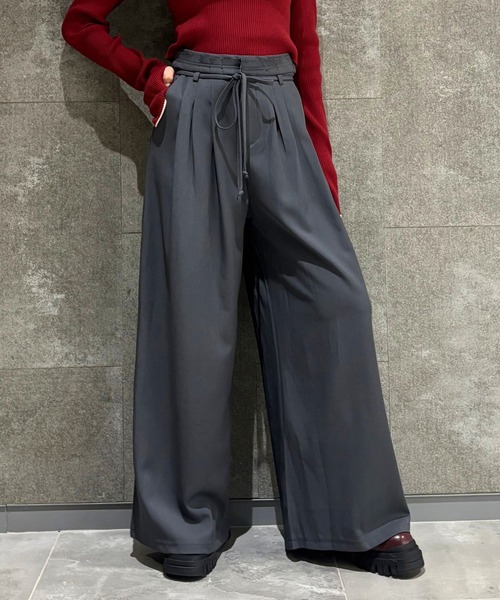 FOREVER 21(フォーエバー トゥエンティーワン)の「【2024FW】タックワイドパンツ(その他パンツ・レディース・ブラック/ブラウン/グレー・MEDIUM/SMALL)」の2枚目の写真