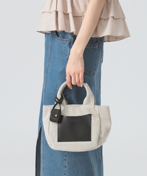 Ray BEAMS(レイビームス)の「toleur / レザー ポケット トートバッグ(トートバッグ・レディース・ブラック/ブラウン・ONE SIZE)」の4枚目の写真