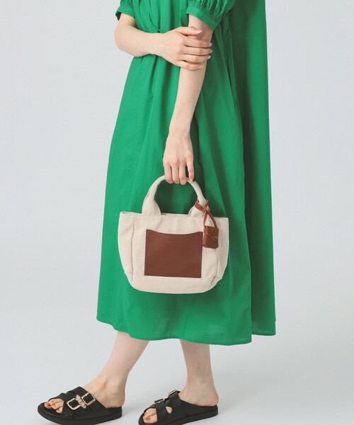Ray BEAMS(レイビームス)の「toleur / レザー ポケット トートバッグ(トートバッグ・レディース・ブラック/ブラウン・ONE SIZE)」の6枚目の写真