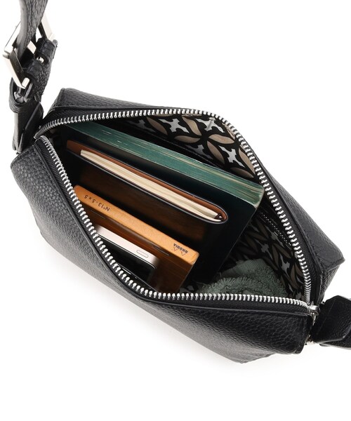 DRESSTERIOR（ドレステリア）の「【撥水仕様】シュリンクレザー ショルダーバッグ（ショルダーバッグ・メンズ・ブラック/ホワイト/ブラウン系その他・00）」の13枚目の写真