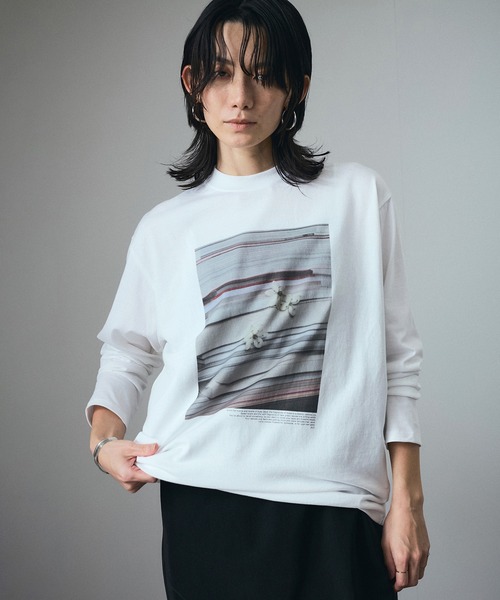 SALON adam et rope'(サロン アダム エ ロペ)の「【duft(ドゥフト) for SALON】フラワーフォトプリントロンT(Tシャツ/カットソー・レディース・チャコールグレー/ホワイト/ホワイト系その他4/ホワイト系その他2/ホワイト系その他/ホワイト系その他3・FREE)」の5枚目の写真