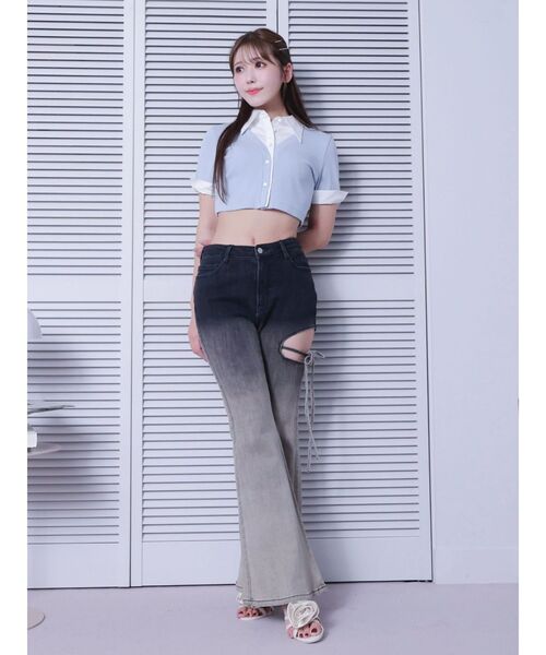 EATME（イートミー）の「サイドカットアウトデニムフレアパンツ（デニムパンツ・レディース・ブラック/ブルー・SMALL/MEDIUM）」の16枚目の写真