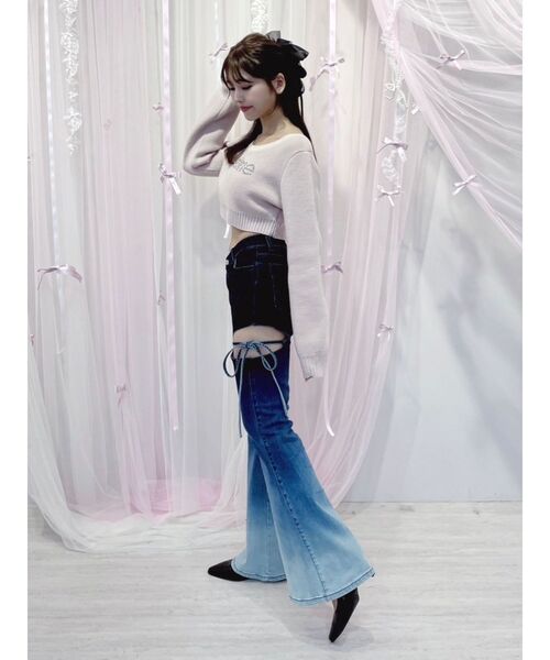 EATME（イートミー）の「サイドカットアウトデニムフレアパンツ（デニムパンツ・レディース・ブラック/ブルー・SMALL/MEDIUM）」の8枚目の写真