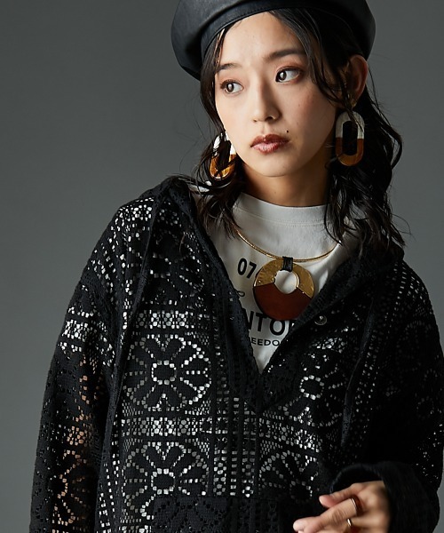 GEVS.（ジェイヴィス）の「レースパーカーブラウス＜大きいサイズ有＞GEVS.（パーカー・レディース・オフホワイト/ブラック・4L/3L/LL/L/M/5L）」の2枚目の写真