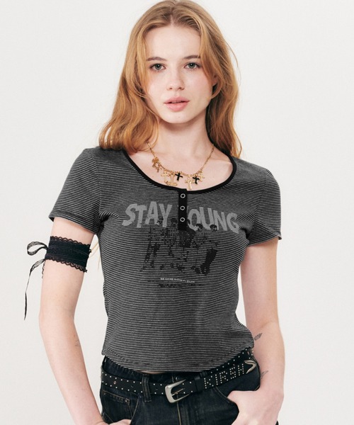 KIRSH(キルシー)の「KIRSH STRIPE SLIM FIT T-SHIRT ストライプ スリム フィット Tシャツ(Tシャツ/カットソー・レディース・ピンク/ブラック・ONE SIZE)」の2枚目の写真