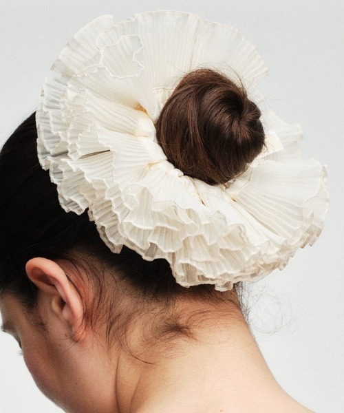 GOOD SQUISH(グッドスクイッシュ)の「【GOOD SQUISH】BEA-UTIFUL シルクフリルシュシュ ギフト プレゼント(シュシュ・レディース・ブラック/アイボリー・FREE)」の6枚目の写真